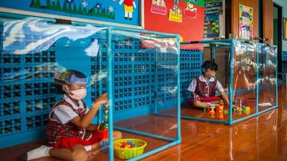 ಕೊರೋನಾ ಇದ್ರೂ ಶಾಲೆ ಶುರು..! ಪ್ಲಾಸ್ಟಿಕ್ ಬಾಕ್ಸ್‌ಗಳಲ್ಲಿ ಚಿಣ್ಣರು..!