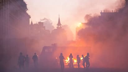 বেইরুটে তীব্র জনরোষ, বিস্ফোরণের ধাক্কায় এবার পতন ঘটল লেবানন সরকার