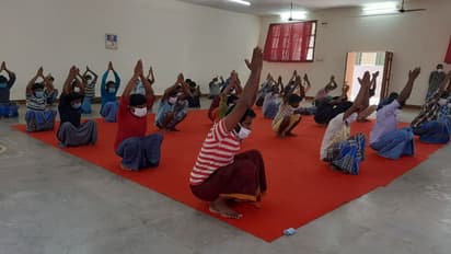 கொரோனா காலத்தில் சிறை கைதிகளுக்கு யோகா கற்றுக்கொடுக்கும் ஈஷா..!
