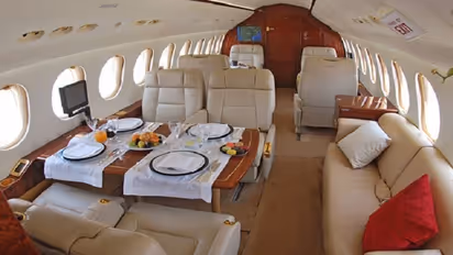 अंदर से इतना हाइटेक है दुनिया के चौथे अमीर मुकेश अंबानी का प्राइवेट जेट, पत्नी को दिया था बर्थडे गिफ्ट