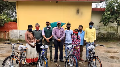 ಕೊಡಗು ಕಾರ್ಮಿಕರು, ವಿದ್ಯಾರ್ಥಿಗಳಿಗೆ ಸೈಕಲ್ ವಿತರಿಸಿ ಸಂಕಷ್ಟಕ್ಕೆ ನೆರವಾದ ಅಪ್ಪ-ಮಗ!