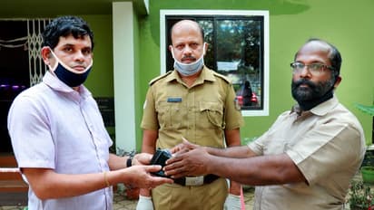 വെള്ളക്കെട്ടിൽ ഒഴുകിയെത്തിയ പണവും രേഖകളും ഉടമയെ ഏല്പ്പിച്ച് പുഷ്പകുമാര്; ഇത് പ്രതിസന്ധിക്കാലത്തെ മാതൃക