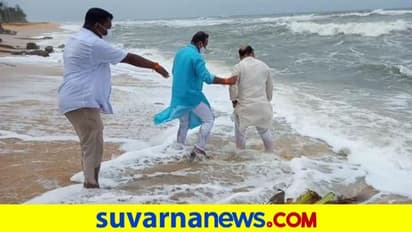 ಸಚಿವರ ಚಪ್ಪಲಿ ಸೆಳೆದು ಹಿಂತಿರುಗಿಸಿದ ಸಮುದ್ರ!