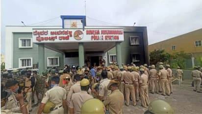 நீதி கேட்ட மக்களின் நெஞ்சுக்கு நேராக சுட்டுத்தள்ளியது போலீஸ்..! பெங்களூரு விவகாரத்தில் எஸ்.டி.பி.ஐ கொந்தளிப்பு