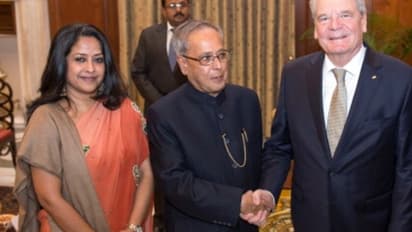 বাবার জন্য উদ্বেগ প্রকাশ করে সোশ্যাল মিডিয়ায় বার্তা মেয়ের, প্রণব কন্যার স্মৃতি উজ্বল গতবছর