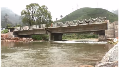 മൂന്നാറിലെ പെരിയവാര പാലത്തിൽ താത്ക്കാലികമായി ഗതാഗതം പുനസ്ഥാപിച്ചു; പുതിയ പാലം നിർമ്മാണത്തിൽ