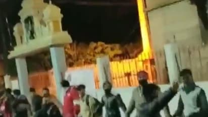 হিংসার বেঙ্গালুরুতে মুসলিমদের ভিডিও ভাইরাল হল, কী করছেন ওঁরা মন্দিরের সামনে