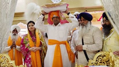 सिर पर थाल रख पत्नी के साथ स्वर्ण मंदिर में माथा टेकने पहुंचे डिप्टी CM चौटाला, अरदास कर कही ये बात