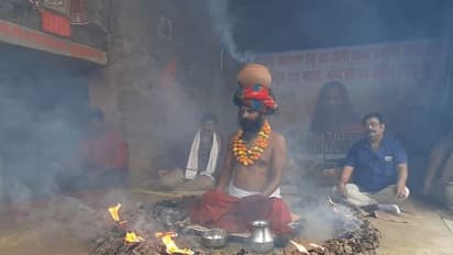 कोरोना से बचाने के लिए बिहार में यूं हठयोग कर रहे बाबा बर्फानी, वायरल हो रही तस्वीर