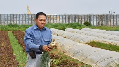 വിമാനം പറന്നുപൊങ്ങുന്നതും ഇറങ്ങുന്നതും തൊട്ടടുത്ത്, എന്നാലും വിമാനത്താവളത്തിനായി ഒഴിഞ്ഞുപോകില്ലെന്ന് കര്ഷകന്