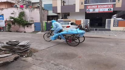 అదే నిర్లక్ష్యం... రిక్షాలో కరోనా మృతదేహం తరలింపు