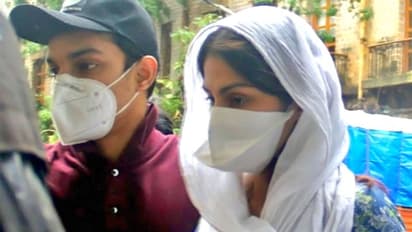 নেটদুনিয়ায় ভাইরাল সিবিআই জেরার খবর, অথচ কোনও সমনই পাননি, জানালেন রিয়া