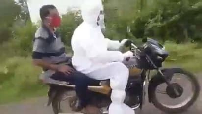 ആംബുലൻസ് ലഭ്യമായില്ല; കൊവിഡ് ലക്ഷണം കാണിച്ചയാളെ പിപിഇ കിറ്റ് ധരിച്ച് ആശുപത്രിയിൽ എത്തിച്ച് തൃണമൂൽ നേതാവ്