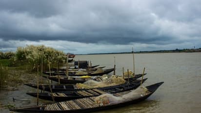 বঙ্গোপসাগরে ঘনীভূত নিম্নচাপ, প্রবল বর্ষণে ভাসতে চলেছে বাংলা