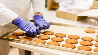 కర్నూల్ జిల్లాలో విషాదం: బిస్కెట్లు తిని ఇద్దరు చిన్నారుల మృతి