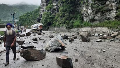 ఇంద్రకీలాద్రిపై విరిగిపడ్డ కొండచరియలు: రాళ్ల కింద పోలీసులు, ఇతర సిబ్బంది..?