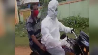 পরে নিলেন পিপিই কিট, জ্বরে আক্রান্ত ব্যক্তিকে হাসপাতালে নিয়ে গেলেন তৃণমূলের যুব সভাপতি