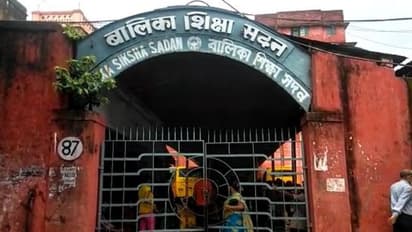 'যতটা সম্ভব ততটাই ফি দিন', অভিভাবকদের বিক্ষোভের চাপে মত বদল বালিকা শিক্ষা সদন স্কুলের