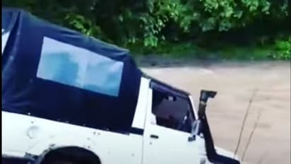 ತುಂಬಿ ಹರಿಯುತ್ತಿರುವ ನದಿ ದಾಟಿದ ಮಾರುತಿ ಜಿಪ್ಸಿ!