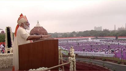 पीएम मोदी ने लाल किले से बढ़ाया सैनिकों का जोश, उस घटना की याद दिलाई, जिसे सोचकर भी कांपता है दुश्मन
