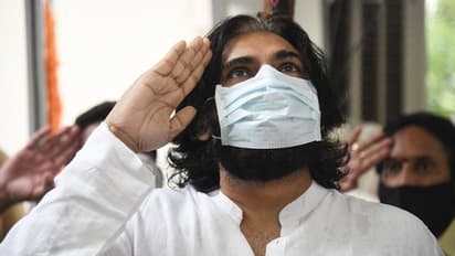 అమరావతి రైతులకు పవన్ కల్యాణ్ షాక్: కేసీఆర్ కున్న తెగవ లేదా?