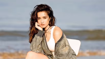 ফিনফিনে চাদরে ঢাকা 'নগ্ন শরীর', গোপনাঙ্গ ঢেকে স্তনের একাংশ বার করে  'SuperHot' শ্রদ্ধা