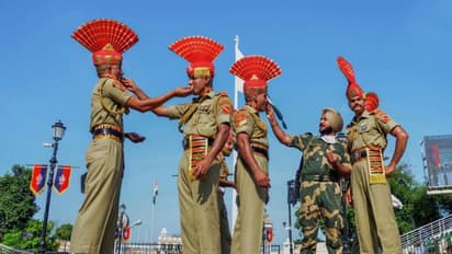 Eid Al - Adha:  ಅಟ್ಟಾರಿ-ವಾಘಾ ಗಡಿಯಲ್ಲಿ ಸಿಹಿ ಹಂಚಿಕೊಂಡ ಭಾರತ, ಪಾಕ್‌ ಯೋಧರು