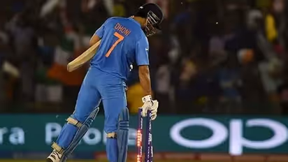 'অবসরের পর সারা রাত ভারতীয় দলের জার্সি পরে বসেছিলেন ধোনি, চোখে ছিল জল'