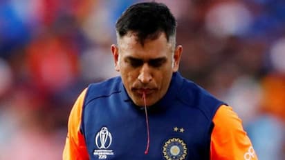 जब 'धोनी को है कैंसर' बताकर शेयर की गई थी ये तस्वीर, बीच मैदान थूकते दिखे थे खून, जानें सच