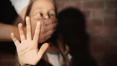 13 வயது சிறுமி முரட்டுத்தனமாக கூட்டு பாலியல் பலாத்காரம்.. வெறிதீராததால் கண்களை தோண்டி, நாக்கை அறுத்த கொடூரம்