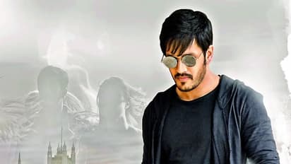 అఖిల్ కోసం రంగంలోకి మెగా డైరక్టర్