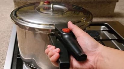 பிரஷர் குக்கரை இப்படி சுத்தம் செய்யுங்கள்...பளபளப்பாக இருக்கும்...!!