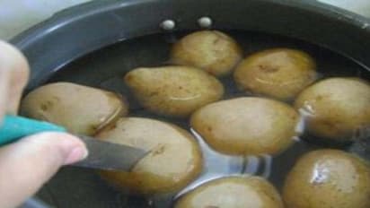 உருளைக்கிழங்கு வேக வைக்குறப்ப குக்கர் கருப்பாகுதா? தடுக்க டிப்ஸ்!