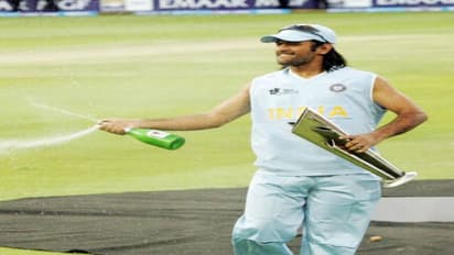 ধোনির সেরা ১৫ ছবি, যা দেখে আপ্লুত হবেন আপনিও