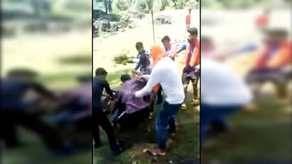 জম্মু কাশ্মীরে তাণ্ডব গোরক্ষকদের, ভিডিও ভাইরাল হতেই আক্রান্তের পুত্রের বিরুদ্ধে মামলা, দেখুন