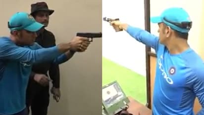 শুধু ব্যাট নয়, ধোনির হাতে কথা বলে বন্দুকও