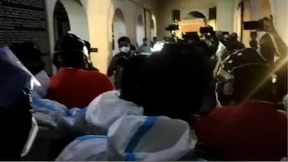 ഒടുവില്‍, കോടതി വിധി നടപ്പാക്കി; വിശ്വാസികളുടെ പ്രതിഷേധത്തിനിടെ മുളന്തുരുത്തി പളളി ഏറ്റെടുത്ത് ജില്ലാ ഭരണകൂടം