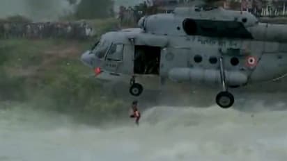 বাঁধে জলের তোড়ে ভেসে যাচ্ছে যুবক, হেলিকপ্টার নিয়ে উদ্ধার করল বায়ুসেনা, দেখুন সেই রোমহর্ষক ভিডিও