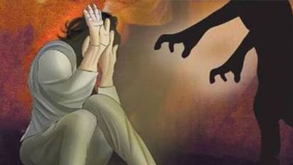 ప్రేమించి...పెళ్లాడి... తల్లిని చేసి... ఇప్పుడు వద్దుపొమ్మంటున్నాడు...: అత్తింటి ఎదుట మహిళ ఆందోళన