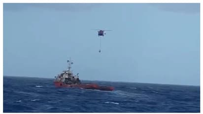 ট্যাঙ্কার ডুবে সমুদ্রে মিশছে তেল, মরিশাসের সাহায্যে দেবদূত হয়ে এগিয়ে গেল ভারতীয় কপ্টার, দেখুন ভিডিও