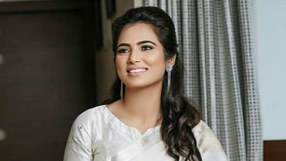 பளபளக்கும் தொடையை காட்டியபடி போஸ் கொடுத்து... இளசுகளை மயக்கும் இடுப்பழகி ரம்யா பாண்டியன்..!