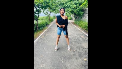 நடு ரோட்டில் இப்படி ஒரு போஸ் விஜய் டிவி "பாரதி கண்ணம்மா" சீரியல் நடிகை வெண்பாவை... ஓவராக கலாய்த்த நெட்டிசன்கள்