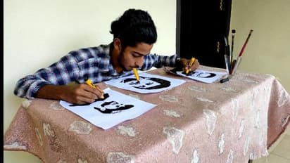 ഒരേ സമയം മൂന്ന് ചിത്രങ്ങള്, കൈ മാത്രമല്ല, കാലുകളും വായും ഉപയോഗിച്ച് റസലിന്റെ വര