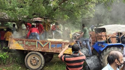 পৌষমেলার মাঠের পাঁচিল ভাঙলেন স্থানীয়রা,  প্রতিবাদ মিছিলে  ধুন্ধুমার বিশ্বভারতীতে