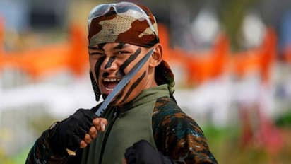 Viral Video: গোর্খা সেনার কুকরি নিয়ে নাচ, প্রজাতন্ত্র দিবসের প্রাককালে ভাইরাল