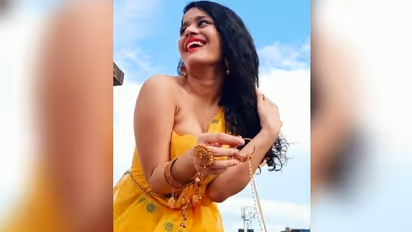 ছোট্ট ঝিলিক এখন ইন্টারনেট সেনসশন, সাবেকিয়ানায় ধরা দিলেন তিথি