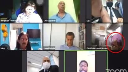 जूम पर 4 घंटे चलती रही मंत्रियों की मीटिंग, सामने से उठा अधिकारी और पत्नी के साथ बिस्तर पर करने लगा रोमांस