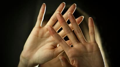 నగ్నంగా వీడియో కాల్ చేయి, కోరిక తీర్చు: యువతిపై సిఐ దాష్టీకం