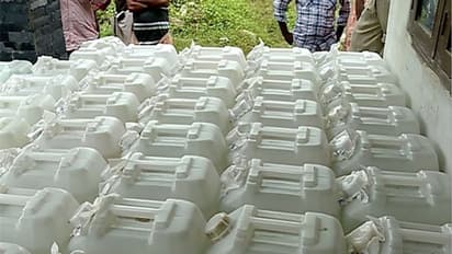 കാസർകോട് പിക്കപ് വാനിൽ കടത്തിയ 1750 ലിറ്റർ സ്പിരിറ്റ് പിടിച്ചു