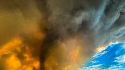 ২০২০-তে আর কী কী হবে, ইতিহাসে প্রথমবার দেখা গেল ভয়ঙ্কর সুন্দর 'ফায়ার টর্নেডো'